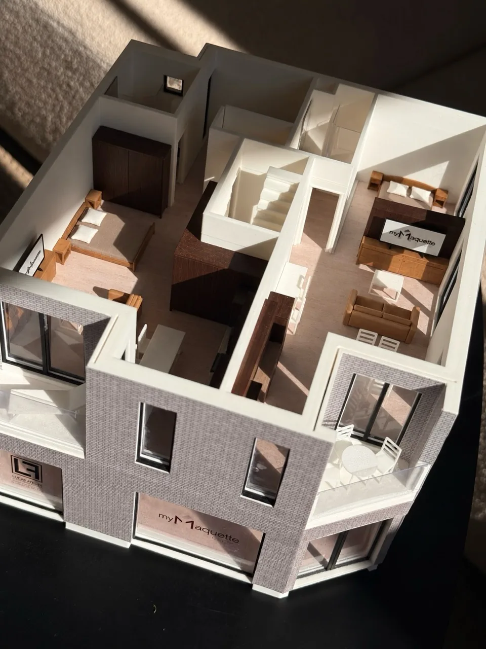 Schuin beeld waarin de OOMS-gevel en het ingerichte interieur samen zichtbaar zijn
