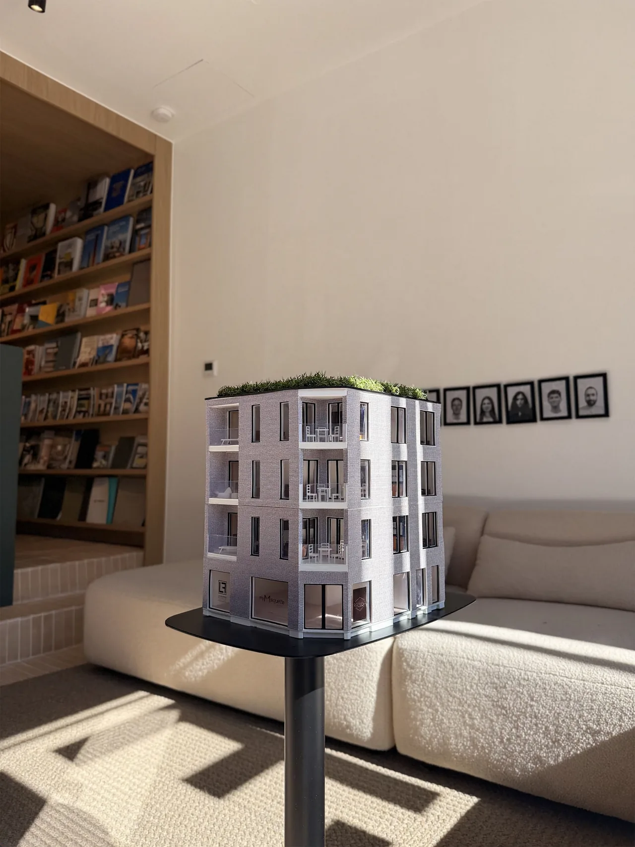 Premium-architectuurmaquette OOMS in een rustige architectuurstudio met natuurlijke lichtinval